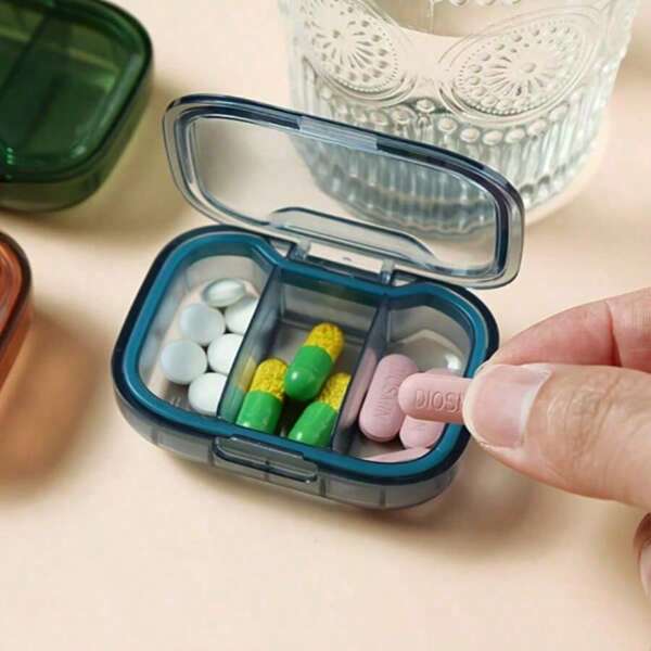 1 pieza Mini caja de almacenamiento de píldoras - Ultra compacta, con 3 compartimentos, organizador semanal a prueba de polvo para medicamentos y contenedor seguro para tabletas para dosis diarias fáciles - Diseño portátil y ligero para viajes o uso en el hogar