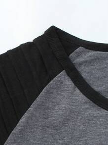 1 件男士休闲浅灰色插肩袖口袋设计 T 恤，适合夏季