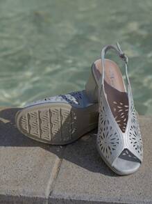 Chaussures style. Sandales à larges talons pour femmes, décolleté en V, perforations florales, bride arrière , avec boucle - Argent - Voir 3