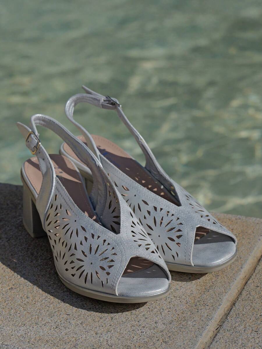 Chaussures style. Sandales à larges talons pour femmes, décolleté en V, perforations florales, bride arrière , avec boucle - Argent - Voir 1