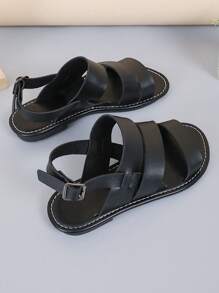 1双黑色加大码女童平底凉鞋，纯色PU材质，可调节搭扣露趾罗马凉鞋，适合3-15岁学生日常、休闲、度假、派对等场合穿着，2025春夏新款，建议选购大一码。