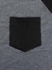 1 件男士休闲浅灰色插肩袖口袋设计 T 恤，适合夏季