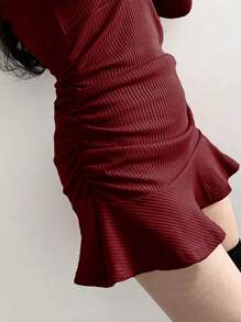 Vestido corto ajustado de unicolor con escote en V, manga corta, volantes y bajo de cola de sirena en estilo Y2K casual y sexy para mujer - Vestido elegante para fiestas y atuendo de verano - vino tinto - Ver 5