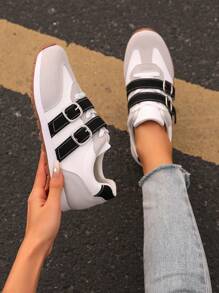 迷人的四季必备单品！专为年轻女性设计，适合日常锻炼。优质皮革和绒面革拼接，精湛工艺彰显品质。独特波浪色块元素，打破单调。圆头低帮超舒适，平底设计，活动自如，引领时尚运动鞋。 - 黑與白 - 查看 6