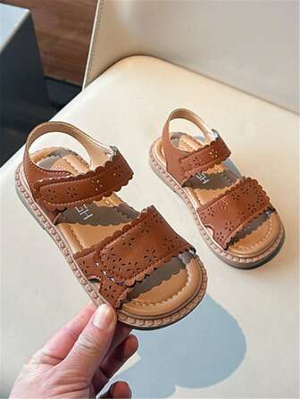 儿童休闲棕色凉鞋，新款夏季公主镂空软底鞋，小女孩复古雕花防滑沙滩凉鞋