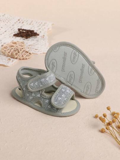 1 双男童印花纯色网眼钩环平底透气室内凉鞋，适合夏季