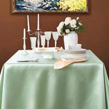 2 块长方形黑色丝质桌布，面料光滑，设计简约，适合婚礼、派对、餐厅、自助餐、活动装饰