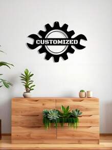 Letrero personalizado con combinación de engranaje mecánico y llave, colisión de elementos industriales que muestra individualidad y artesanía. Colocar en un espacio interior minimalista, junto con vegetación y decoración, para crear un rincón dedicado a quienes aman la mecánica y la artesanía.