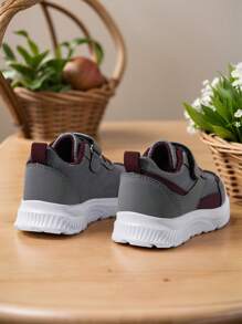 زوج من أحذية رياضية عادية للأطفال باللون الرمادي، أحذية أطفال ربيعية/صيفية من خامة شبكية تنفس ذات إغلاق بكشاف مريح وأنيق، موديل جديد للبنين والبنات للربيع والخريف