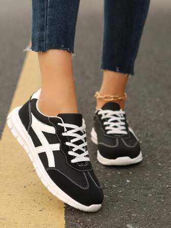 四季皆宜，引人注目！专为年轻女性设计，适合日常活动和运动。优质皮革和绒面革拼接，精湛工艺彰显品质。独特波浪色块元素，打破单调。圆头低帮超舒适，平底设计，活动自如，引领时尚运动鞋。