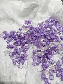 Una bolsa de decoraciones mixtas de cuentas púrpuras transparentes unicolor, lazos, pulseras de perlas DIY, fundas de teléfono, collares, joyería, obsequios hechos a mano para amigos, joyería perforada multifuncional y accesorios decorativos que se pueden utilizar como decoraciones de marco para crear pases de dibujos animados de celebridades