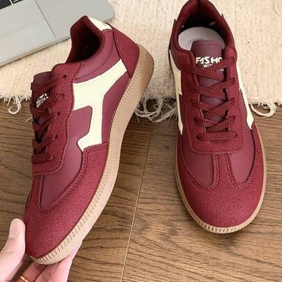 1 双女士休闲系带低帮滑板鞋，舒适户外学生鞋，酒红色