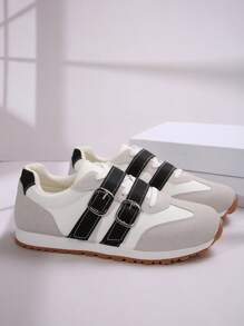 迷人的四季必备单品！专为年轻女性设计，适合日常锻炼。优质皮革和绒面革拼接，精湛工艺彰显品质。独特波浪色块元素，打破单调。圆头低帮超舒适，平底设计，活动自如，引领时尚运动鞋。 - 黑與白 - 查看 4