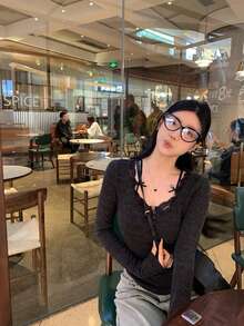 灰色蕾丝边性感露脐V领针织上衣，春夏休闲款 - 深灰色 - 查看 2