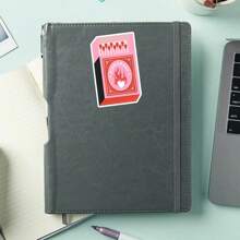 1PC Fireheart Matchbox Sticker – Fantasy Book Lover Vinyl Decal | Fireheart Geïnspireerd Ontwerp Voor Fantasy Fans | Perfect Cadeau Voor TOG En Romantasy Enthousiastelingen | Waterdicht Voor Laptops, Journals, Waterflessen