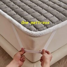 1 pièce Surmatelas super doux en velours de soie de lait gris, mince. Conception matelassée avec sangles aux coins pour une installation facile. Respirant et chaud. Convient pour la chambre à coucher, le canapé, le camping en automne/hiver (taie d'oreiller non incluse)