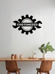 Letrero personalizado con combinación de engranaje mecánico y llave, colisión de elementos industriales que muestra individualidad y artesanía. Colocar en un espacio interior minimalista, junto con vegetación y decoración, para crear un rincón dedicado a quienes aman la mecánica y la artesanía.