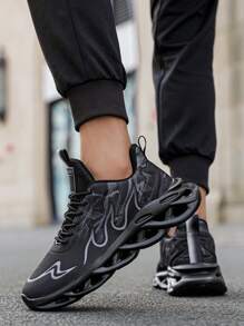 Herenmode Zwarte Mesh Ademende Veterschoenen Outdoor Antislip Blade Sole Sneakers, Koppels Vlam Gestreepte Vintage Veelzijdige Lichtgewicht Hardloopschoenen