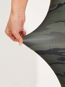 女士休闲时尚紧身裤，透气弹力紧身裤，欧美风格迷彩印花，适合家庭锻炼、瑜伽、户外海滩旅行、徒步旅行、露营、七分裤长度