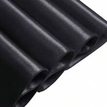 2 块长方形黑色丝质桌布，面料光滑，设计简约，适合婚礼、派对、餐厅、自助餐、活动装饰