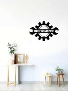 Letrero personalizado con combinación de engranaje mecánico y llave, colisión de elementos industriales que muestra individualidad y artesanía. Colocar en un espacio interior minimalista, junto con vegetación y decoración, para crear un rincón dedicado a quienes aman la mecánica y la artesanía.