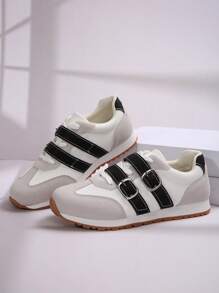 迷人的四季必备单品！专为年轻女性设计，适合日常锻炼。优质皮革和绒面革拼接，精湛工艺彰显品质。独特波浪色块元素，打破单调。圆头低帮超舒适，平底设计，活动自如，引领时尚运动鞋。 - 黑與白 - 查看 3