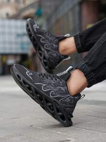 Herenmode Zwarte Mesh Ademende Veterschoenen Outdoor Antislip Blade Sole Sneakers, Koppels Vlam Gestreepte Vintage Veelzijdige Lichtgewicht Hardloopschoenen