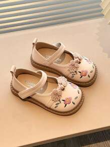 1 双纯色花朵纽扣和钩环女童公主平底鞋，适合春夏季