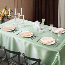 2 块长方形黑色丝质桌布，面料光滑，设计简约，适合婚礼、派对、餐厅、自助餐、活动装饰