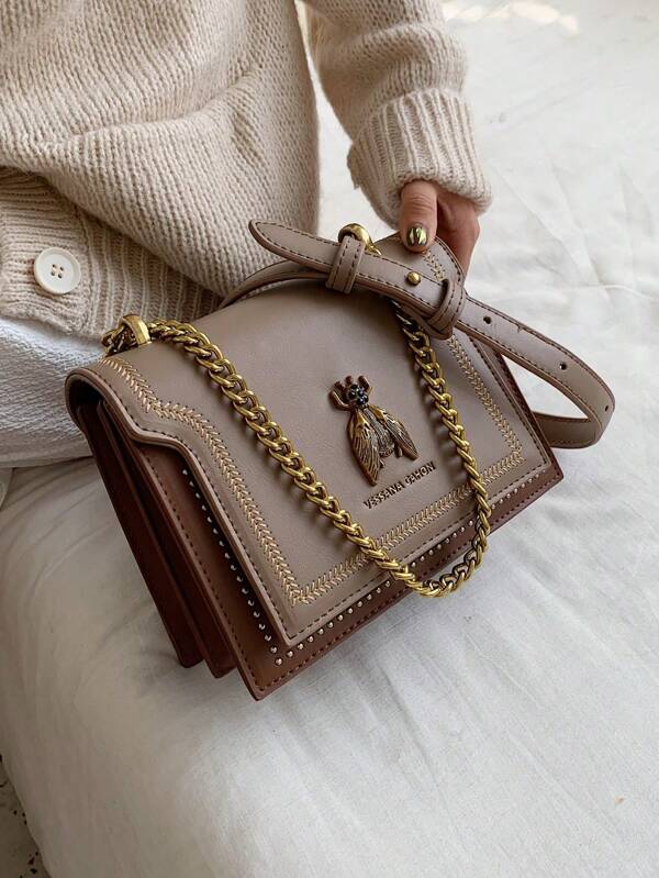 حقيبة كروسبودي ديكور نحلة قديمة، حقيبة كتف سلسلة للنساء، حقيبة مربعة مزينة بالمسامير