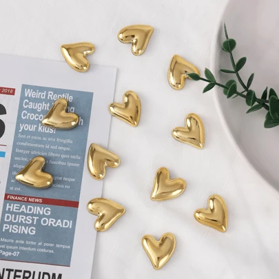 Set van 10 schattige gouden hartvormige koelkastmagneten, geschikt voor thuis, in de keuken, op kantoor of als decoratie voor een whiteboard. Een perfect Valentijnsdagcadeau voor vrienden en geliefden.