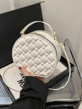 新款时尚女士包纯色 PU 面料格子马赛克手提包简约西方百搭甜美优雅大容量单肩包配有可拆卸可调节肩带。