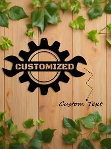 Letrero personalizado con combinación de engranaje mecánico y llave, colisión de elementos industriales que muestra individualidad y artesanía. Colocar en un espacio interior minimalista, junto con vegetación y decoración, para crear un rincón dedicado a quienes aman la mecánica y la artesanía.