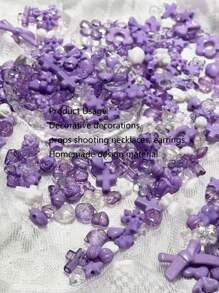 Una bolsa de decoraciones mixtas de cuentas púrpuras transparentes unicolor, lazos, pulseras de perlas DIY, fundas de teléfono, collares, joyería, obsequios hechos a mano para amigos, joyería perforada multifuncional y accesorios decorativos que se pueden utilizar como decoraciones de marco para crear pases de dibujos animados de celebridades