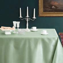 2 块长方形黑色丝质桌布，面料光滑，设计简约，适合婚礼、派对、餐厅、自助餐、活动装饰