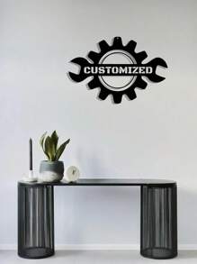 Letrero personalizado con combinación de engranaje mecánico y llave, colisión de elementos industriales que muestra individualidad y artesanía. Colocar en un espacio interior minimalista, junto con vegetación y decoración, para crear un rincón dedicado a quienes aman la mecánica y la artesanía.