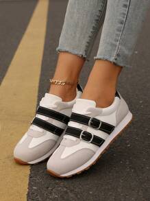 迷人的四季必备单品！专为年轻女性设计，适合日常锻炼。优质皮革和绒面革拼接，精湛工艺彰显品质。独特波浪色块元素，打破单调。圆头低帮超舒适，平底设计，活动自如，引领时尚运动鞋。 - 黑與白 - 查看 1