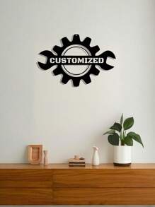 Letrero personalizado con combinación de engranaje mecánico y llave, colisión de elementos industriales que muestra individualidad y artesanía. Colocar en un espacio interior minimalista, junto con vegetación y decoración, para crear un rincón dedicado a quienes aman la mecánica y la artesanía.