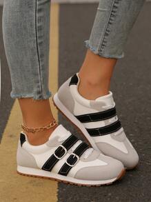 迷人的四季必备单品！专为年轻女性设计，适合日常锻炼。优质皮革和绒面革拼接，精湛工艺彰显品质。独特波浪色块元素，打破单调。圆头低帮超舒适，平底设计，活动自如，引领时尚运动鞋。 - 黑與白 - 查看 8