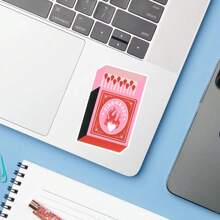 1PC Fireheart Matchbox Sticker – Fantasy Book Lover Vinyl Decal | Fireheart Geïnspireerd Ontwerp Voor Fantasy Fans | Perfect Cadeau Voor TOG En Romantasy Enthousiastelingen | Waterdicht Voor Laptops, Journals, Waterflessen