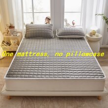 1 pièce Surmatelas super doux en velours de soie de lait gris, mince. Conception matelassée avec sangles aux coins pour une installation facile. Respirant et chaud. Convient pour la chambre à coucher, le canapé, le camping en automne/hiver (taie d'oreiller non incluse)