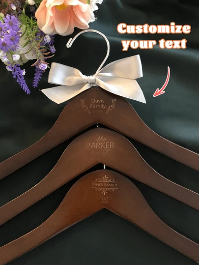 شماعة العروس، شماعة الزفاف، شماعة مخصصة، شماعة فستان الزفاف، شماعة مخصصة، شماعة خشبية، شماعة السيدة، شماعة الاسم، هدية مخصصة للوصيفة، شماعة العروس، هدية حفل الزفاف، حفل عصابة العروس، الأطفال، للأعياد، لعيد الحب، لعيد الأم، للأعياد الميلادية، لعيد الطفل، لعيد الأب، للتخرج، للزفاف، لتدشين المنزل، أجواء العطلة، الحب الأبدي