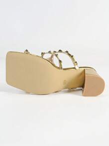 女士金色方头粗跟铆钉一脚蹬凉鞋，时尚、性感、舒适，适合日常穿着