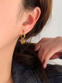 1 对带心形吊饰的可爱不锈钢耳环，适合女性日常佩戴或订婚 - 心形 - 查看 3