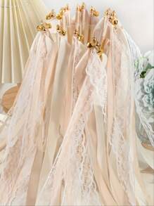 10 pièces/20 pièces Baguette magique de fée avec ruban en dentelle et clochette dorée, avec trois couches de ruban en dentelle et clochette dorée. Bâton de ruban pour cadeau de fête, décoration de mariage baguette magique de fée, convient pour le mariage, la fête d'anniversaire, la décoration de cérémonie.