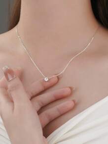 1 件方晶锆石镶嵌蛋形莫桑石银项链