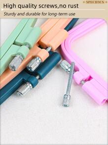 1 Stück Mehrfarbiger Quadratischer DIY Handstickrahmen. Aus hochwertigem ABS-Material mit kluger Nut-Konstruktion. Fixiert bestickten Stoff sicher ohne Verrutschen. Ermöglicht gleichmäßige und saubere Stickarbeit. Stabiler und glatter Rahmen, der nicht leicht bricht oder sich verformt, für schnelleres Sticken.