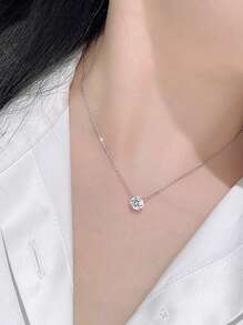 1 件方晶锆石镶嵌蛋形莫桑石银项链