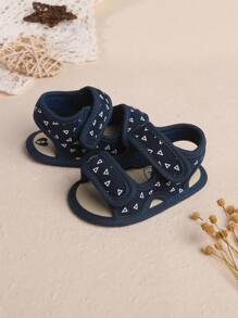 1 双男童印花纯色网眼钩环设计平底透气凉鞋，适合室内穿着，夏季