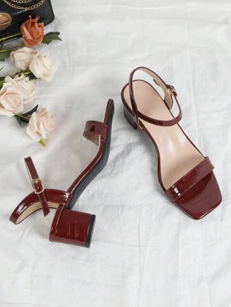 2022 年新款夏季酒红色褶皱高跟凉鞋，系带踝带优雅粗跟女鞋